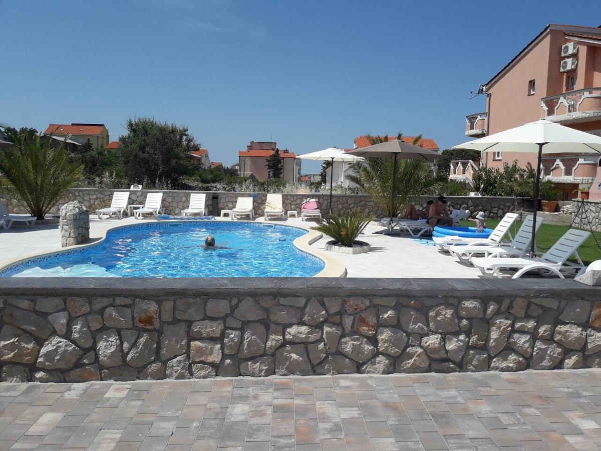 Apartments Roxsi Novalja Exterior foto